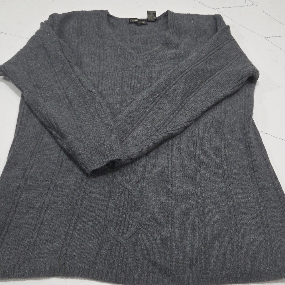 JEANNE PIERRE Gray V-Neck Sweater Sz M 60%Lambswoll 20%Angora Rabit Hair20%nilon
